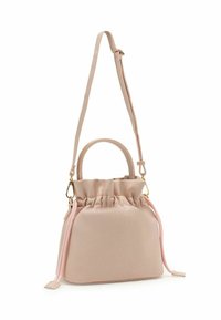 Sac à main synthétique rose clair avec un cordon de serrage, une anse supérieure et une bandoulière longue et ajustable. Accents en métal doré.