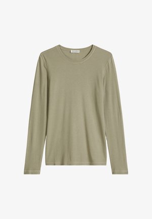 Hellolivgrünes Langarmshirt mit Rippstrick, Rundhalsausschnitt, geradem Saum und sichtbarem Markenetikett im Kragen.