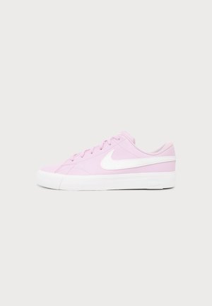 Basket basse rose clair avec le logo Nike Swoosh blanc et la semelle en caoutchouc blanche, vue de profil sur un fond uni.