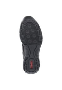 Semelle de chaussure noire en caoutchouc texturé, avec des motifs de traction circulaires et un logo "rieker" rouge. Durable et conçue pour une bonne adhérence.
