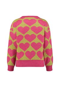 Groene gebreide trui met een herhalend groot roze hartpatroon dat de achterkant en de mouwen bedekt, met ribgebreide boorden en onderkant.