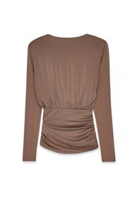 Haut long à manches longues de couleur marron clair avec un col rond, un design froncé à la taille et un tissu doux et texturé. Look épuré et minimaliste.