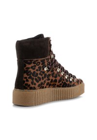Sneaker alte con motivo leopardato, una tomaia in suede marrone, occhielli in metallo e suola in gomma testurizzata. Presenta un colletto marrone scuro.