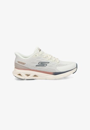 Chaussure de sport Skechers beige clair avec tige en mesh, semelle amortissante avec découpes géométriques, fermeture à lacets et logo sur le côté.