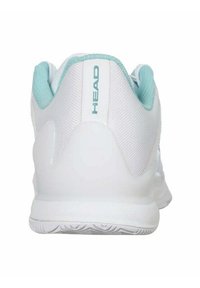 Scarpa da ginnastica bianca con una parte superiore in tessuto testurizzato, dettagli in aqua e una suola in gomma liscia. Presenta il nome del marchio sul tallone.