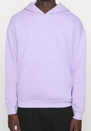 Ljuslavendel hoodie gjord av mjukt tyg. Har en framficka, dragsko i huven och ribbade ärmslut. Avslappnad passform med en jämn textur.