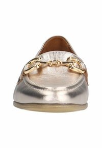 Moccasini metallici dorati con suola piatta, caratterizzati da un accento decorativo in catena dorata sulla parte superiore. Texture liscia, design a punta arrotondata.