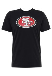 Camiseta de algodón negra con un gran logo ovalado en rojo y blanco con "SF" en el centro. Mangas cortas y cuello redondo.