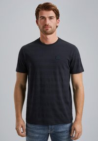 Camiseta de manga corta a rayas en azul marino, fabricada en algodón. Cuenta con un escote redondo y un pequeño parche de logo en el pecho. Ajuste clásico.