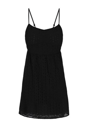 Sort ærmeløs kjole med tynde stropper, der har en tekstureret stof med udskårne mønstre og en flared nederdel.
