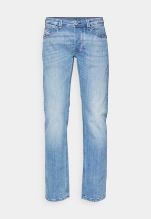Lyseblå denimjeans med rett snitt, med fem lommer og en knappelukking foran. Falmet tekstur forbedrer den visuelle dybden.