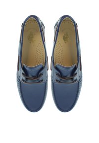 Modré kožené boty na lodě s hnědými akcenty, šněrováním a perforovanou stélkou. Stylizované v klasickém designu s kulatou špičkou.