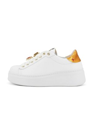 Sneaker bianco in pelle con suola spessa bianca, occhielli dorati e un accento testurizzato dorato sul tallone. Presenta un dettaglio a forma di stella rossa.