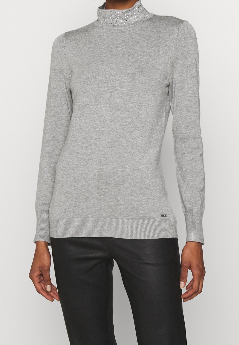 Szary sweter z wysokim kołnierzem, ozdobiony cyrkoniami, z prążkowymi mankietami i dołem, wykonany z miękkiego dzianinowego materiału.