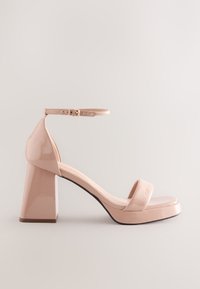 Lakrosa lyserøde højhælede sandaler med bred rem, ankelspænde og en chunky kantet hæl. Glat lædertekstur. Flad ydersål.