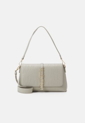 Sac à main gris clair avec logo "Valentino" en relief, en forme rectangulaire, bandoulière amovible, matériel en ton doré et texture lisse.