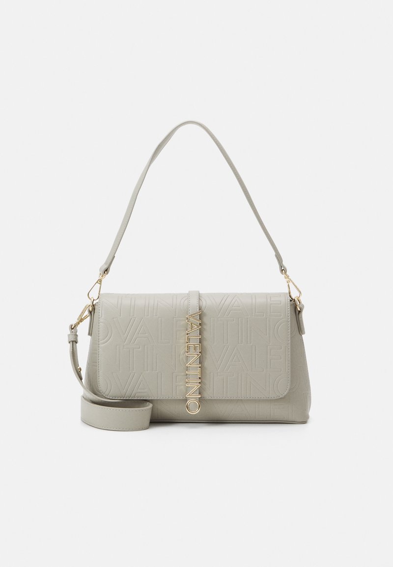 Sac à main gris clair avec logo "Valentino" en relief, en forme rectangulaire, bandoulière amovible, matériel en ton doré et texture lisse.
