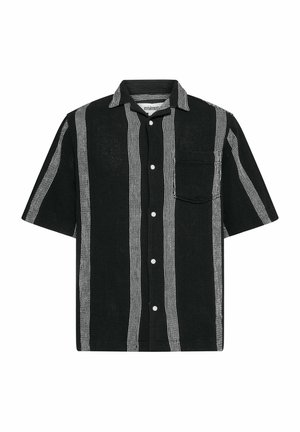 Zwarte korte mouwen shirt met witte verticale strepen, voorzien van een knopenlijst aan de voorkant, een borstzak en een kraag. Getextureerde stof.