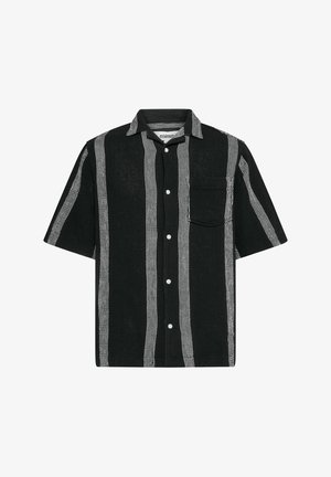 Fekete, rövid ujjú ing fehér függőleges csíkokkal, gombos elülső résszel, mellzsebbel és galléros nyakkal. Texturált anyagú.