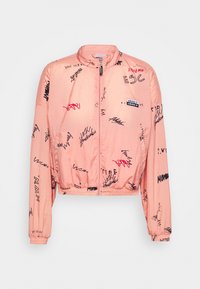 Růžová krátká bunda z lesklého materiálu. Má přední zip, elastické manžety a mix černých a červených ručně psaných vzorů.