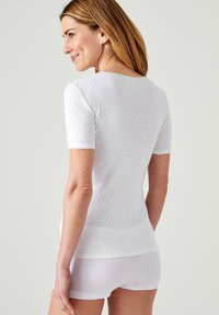 Damart AJOURÉE GUIPURE À L ENCOLURE  - Camiseta interior - blanc