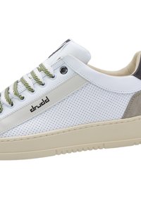 Sneakers bianchi perforati con suola beige, lacci a strisce verdi e un accento in suede beige sul tallone. Presenta il logo del marchio sul lato.