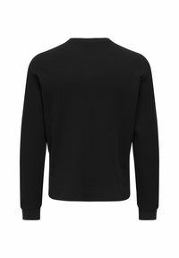 Sort langærmet sweater i tekstureret ribbet stof. Rund halsudskæring og tætsiddende manchetter. Ensfarvet bagvisning, uden synlige logoer eller mønstre.