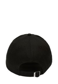 Zwarte katoenen honkbalpet met een gebogen klep. Voorzien van een achteraanpasbare strap met een zilveren metalen gesp en ventilatiegaatjes.