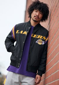 New Era NBA LOS ANGELES LAKERS PANEL BOMBER - Športne kratke hlače - black