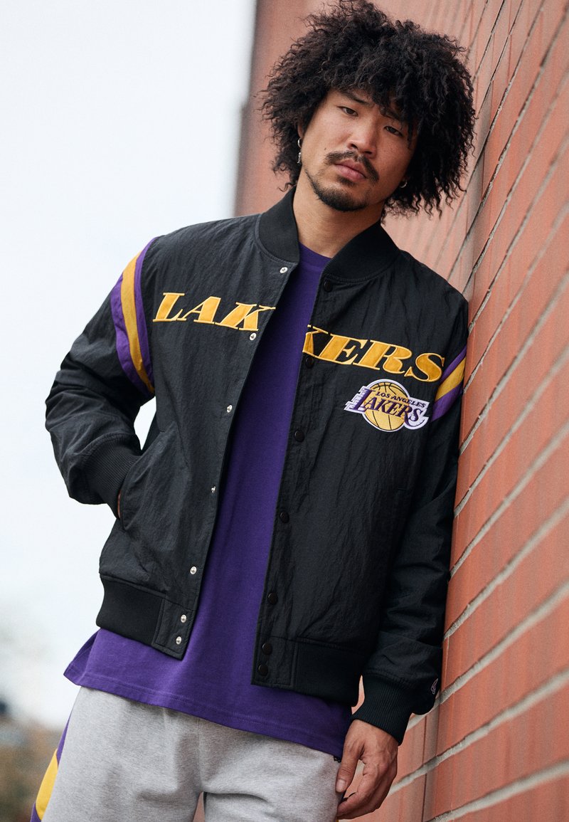 New Era NBA LOS ANGELES LAKERS PANEL BOMBER - Športne kratke hlače - black