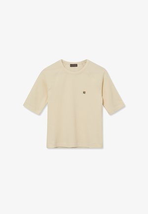 Cămașă texturată bej cu mâneci scurte, guler rotund și un mic detaliu brodat cu floare pe pieptul stâng.