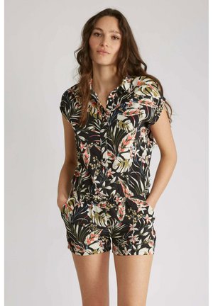 Une combinaison florale en tissu noir avec des manches courtes, un col, des poches et une taille cintrée. Le design comprend des motifs tropicaux vibrants.
