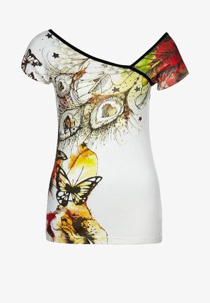 Camiseta blanca de manga corta con diseño de hombros descubiertos, con estampados coloridos de mariposas y flores, y ribete negro a lo largo del escote.