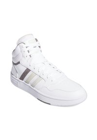 Scarpe sportive alte realizzate in materiale sintetico bianco con accenti grigio chiaro e tre strisce decorative. Presentano un collo imbottito e lacci.