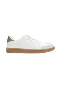Baskets blanches en cuir texturé avec accents en daim, semelle en caoutchouc marron clair, bout arrondi, et détails de perforation minimalistes sur le côté.