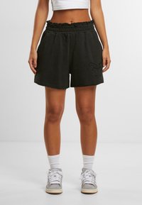 Sorte shorts med samlet liv, sidelommer og brodert sommerfugl detalj på venstre ben. Blandingsbomull, avslappet passform.