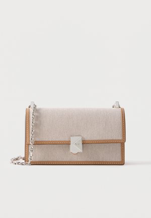Rektangulær beige tøy crossbody-veske med brun skinnkant og sølv kjedestropp, frontklaff og sølv geometrisk spenne.