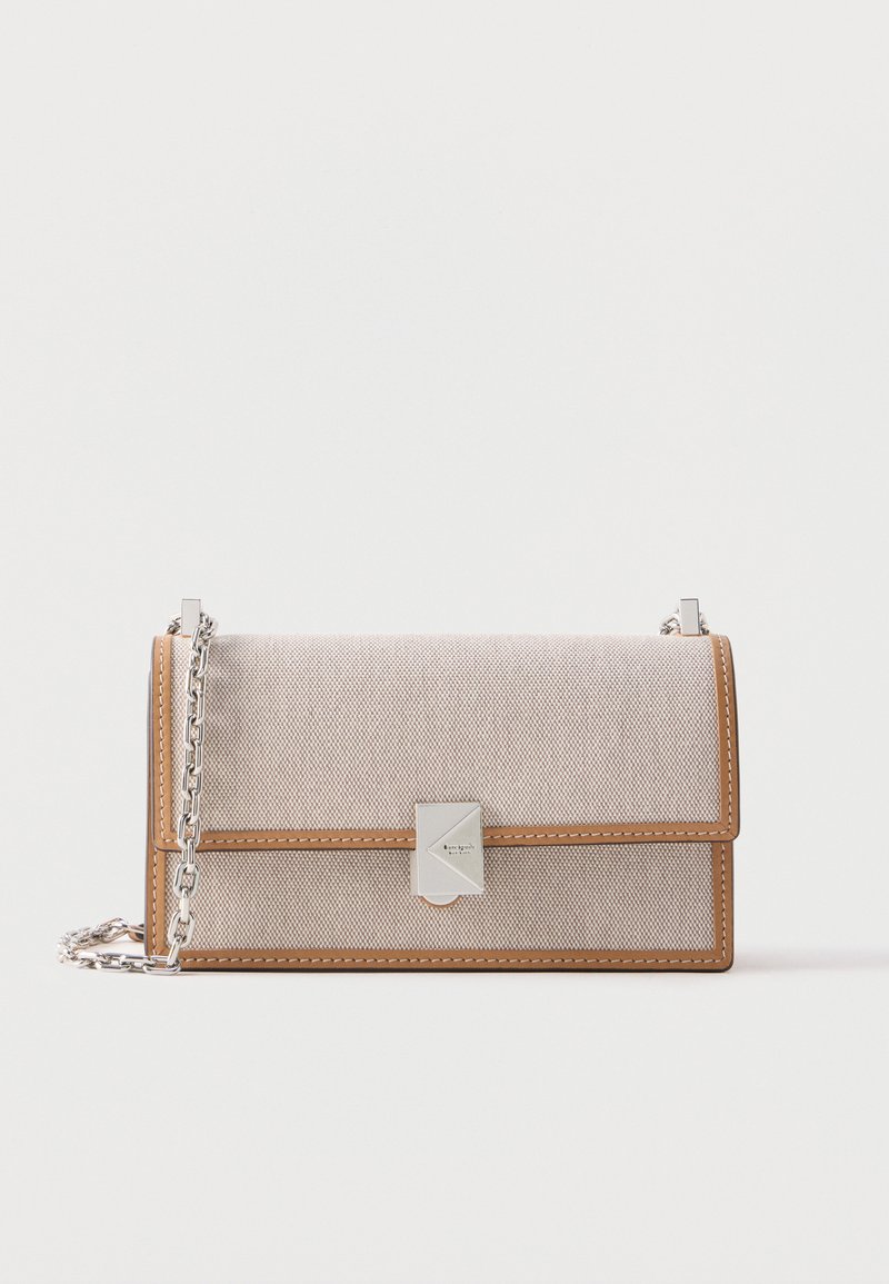 Ορθογώνια μπεζ υφασμάτινη τσάντα crossbody με καφέ δερμάτινες λεπτομέρειες και ασημένιο αλυσίδα λουράκι, μπροστινό καπάκι και ασημένιο γεωμετρικό κούμπωμα.