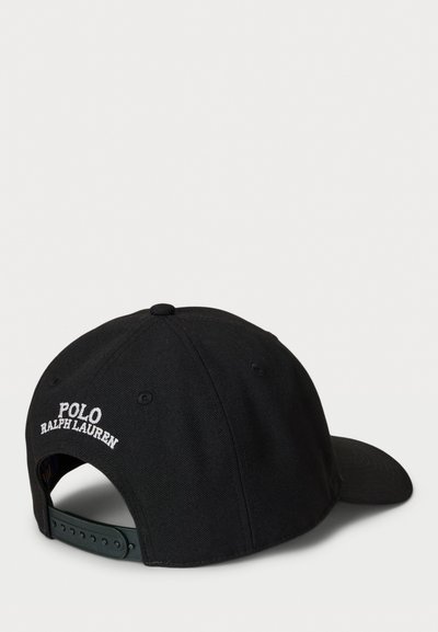 Casquette noire en tissu, à visière courbée. "POLO RALPH LAUREN" est brodé en blanc à l'arrière. Système de fermeture à bande ajustable inclus.