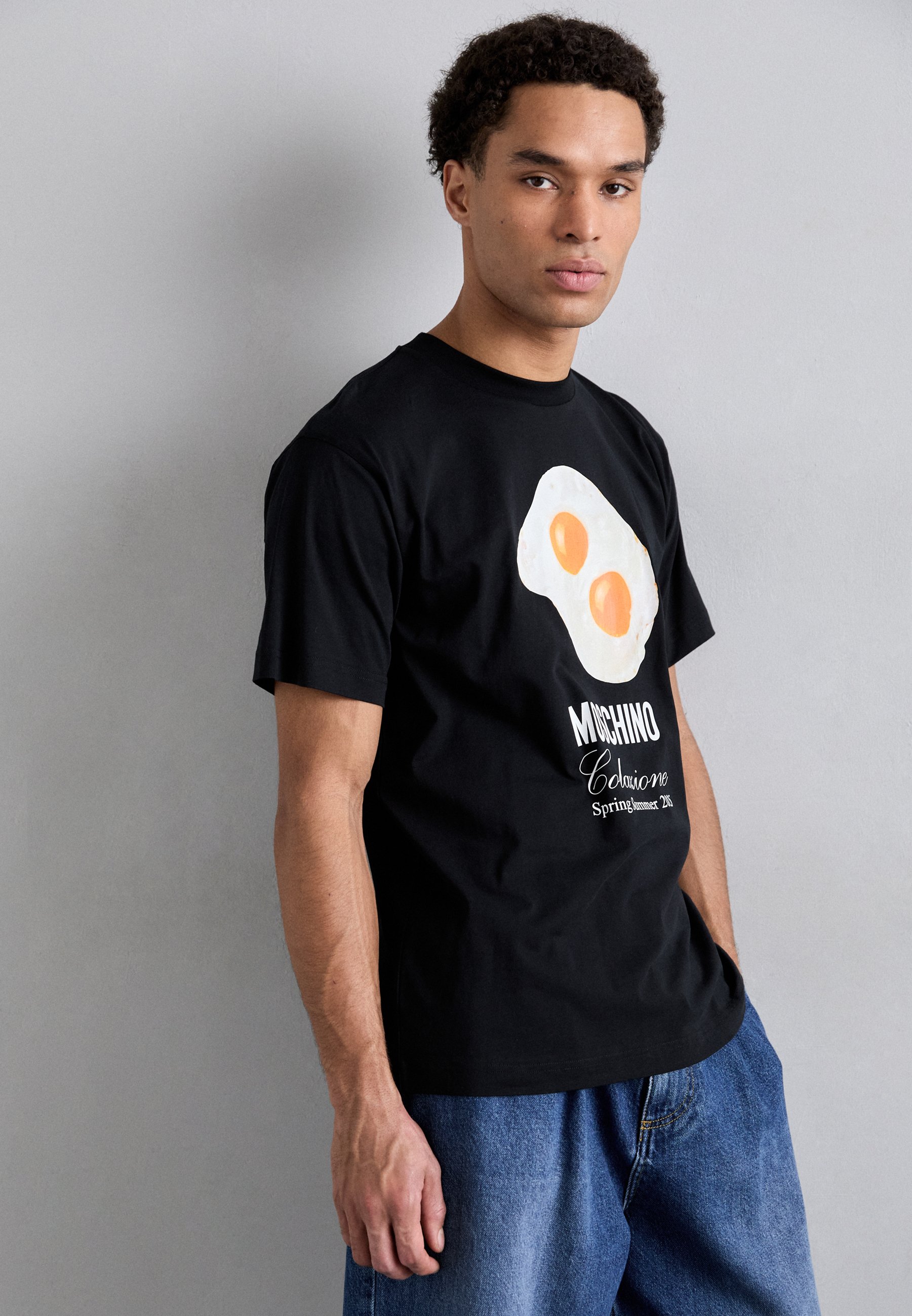 Tシャツ・カットソー Moschino SS25 'Colazione' T-shirt (A07060241 1001) Moschino Men's T Shirt A0706 241 1001 - Hydraulics Stores