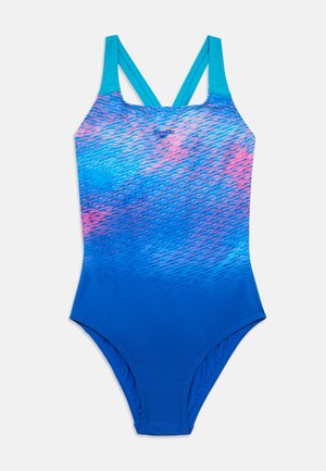 Maillot de bain une pièce avec un motif en zigzag multicolore dans des tons de bleu et de rose. Confectionné en tissu extensible avec un dos nageur.