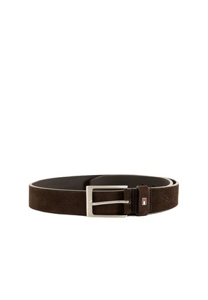 Cintura in pelle marrone scuro con fibbia rettangolare argento e una piccola etichetta con un logo rosso, bianco e blu vicino alla fibbia.