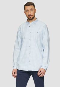 Himmelblaues karriertes Hemd mit langen Ärmeln, Button-Down-Kragen und Brusttasche. Hergestellt aus glattem Stoff mit dezenten Knopfakzenten.