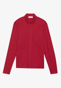 Camisa roja de manga larga con cuello clásico, cierre frontal de botones y textura de tela suave, con hombros y puños estructurados.