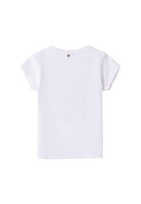 Camiseta blanca de manga corta con escote redondo. Presenta un pequeño emblema decorativo en la parte posterior. Hecha de tela suave.
