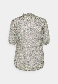 Blusa floreale in tessuto leggero, con un motivo verde, bianco e viola, maniche corte e scollo arricciato.