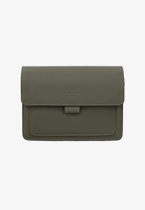 Peňaženka z textúrovanej olivovo zelenej kože so zapínaním na klopu a prešitými okrajmi, kompaktný obdĺžnikový tvar, detail predného púzdra.