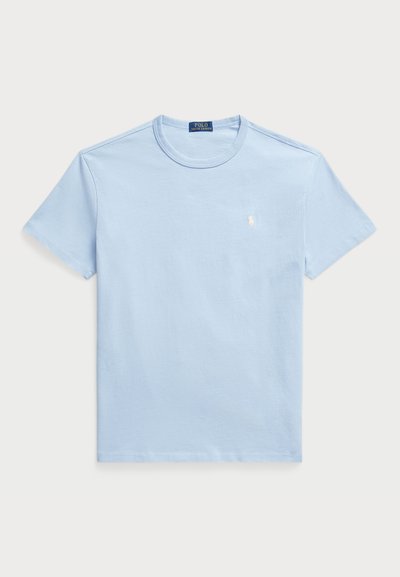 Ανοικτού μπλε βαμβακερό μπλουζάκι με στρογγυλή λαιμόκοψη και κοντά μανίκια. Διαθέτει μικρό λευκό κεντημένο λογότυπο στο αριστερό στήθος.