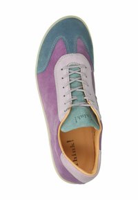 Sneaker in suede multicolore con accenti viola chiaro, teal e pesca. Design con lacci, punta arrotondata e suola testurizzata.
