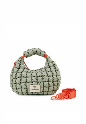 Hellgrüne, gesteppte Handtasche mit oberegriff, orangefarbenen Reißverschlussakzenten, einem Markenschild und einem abnehmbaren orangen Schulterriemen daneben.